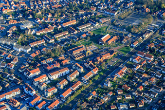Vue aérienne de La Buchstraße inférieure vue du nord-ouest avec le musée de la briqueterie Jockgrim à Jockgrim dans le département Rhénanie-Palatinat, Allemagne