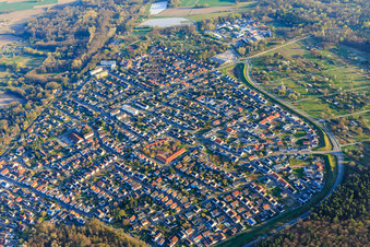 Vue aérienne de Vue d'ensemble du village au sud de la Hatzenbühler Straße depuis le nord-ouest avec les jardins d'enfants Schwalbennest et Albertino à Jockgrim dans le département Rhénanie-Palatinat, Allemagne