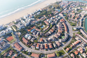 Caorle dans le département Metropolitanstadt Venedig, Italie hors des airs