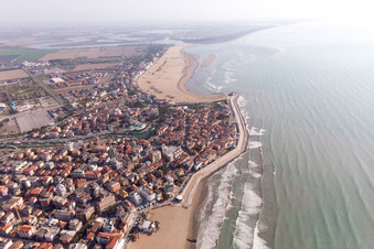 Caorle dans le département Metropolitanstadt Venedig, Italie vue d'en haut