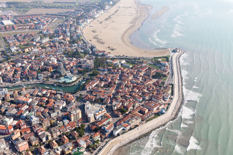 Caorle dans le département Metropolitanstadt Venedig, Italie depuis l'avion
