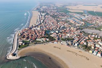 Caorle dans le département Metropolitanstadt Venedig, Italie vue du ciel