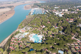 Lignano Riviera dans le département Frioul-Vénétie Julienne, Italie depuis l'avion