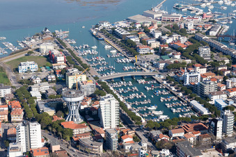 Vue oblique de Lignano Sabbiadoro dans le département Udine, Italie