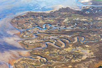 Photographie aérienne de Paysage d'eau saumâtre sur Isola Marinetta à Lido di Grado à Lignano Sabbiadoro à Lignano Sabbiadoro dans le département Udine, Italie