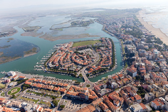 Grado dans le département Gorizia, Italie du point de vue du drone
