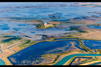 Vue aérienne de Île adriatique du Lido de Grado avec monastère Santuario Di Barbana à Grado à le quartier Santuario di Barbana in Grado dans le département Gorizia, Italie