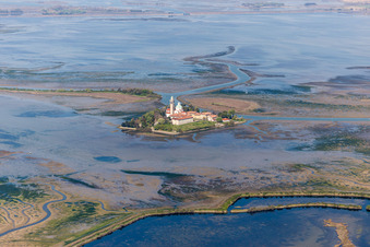 Vue aérienne de Île adriatique du Lido de Grado avec monastère Santuario Di Barbana à Grado à le quartier Santuario di Barbana in Grado dans le département Gorizia, Italie