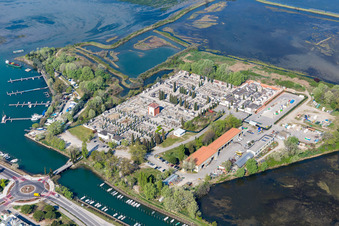 Vue aérienne de Zone côtière, cimetière et port de plaisance du Lido di Grado - Île de Le Cove à Grado dans le département Gorizia, Italie