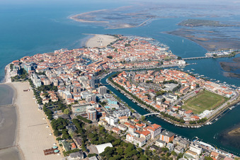 Vue aérienne de Développement de plages et d'hôtels sur la péninsule de la côte adriatique à Grado dans le département Gorizia, Italie