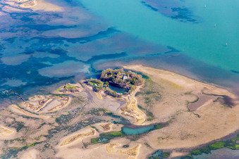 Vue aérienne de Paysage d'eau et de sable avec cabane de pêcheur sur l'île Sant Andrea à Lido di Grado à Lignano Sabbiadoro à Lignano Sabbiadoro dans le département Udine, Italie