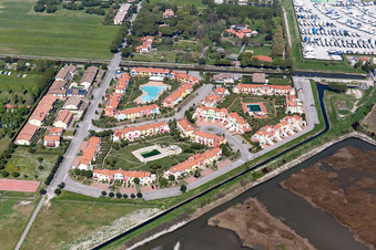 Vue aérienne de Port de plaisance avec postes d'amarrage pour bateaux de plaisance et postes d'amarrage pour bateaux sur la rive de la Marina Punta Gabbiani Aprilia Marittima dans le district d'Aprilia Marittima en Bevazzana à le quartier Bevazzana in Latisana dans le département Udine, Italie