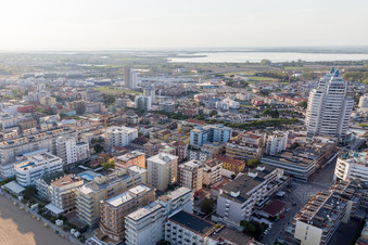 Lido di Jesolo dans le département Metropolitanstadt Venedig, Italie depuis l'avion