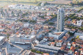Vue aérienne de Vue de la ville du centre-ville de Vénétie à Lido di Jesolo dans le département Metropolitanstadt Venedig, Italie
