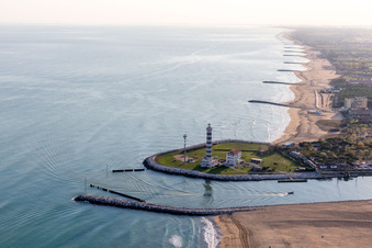 Vue aérienne de Phare comme monument maritime historique sur la côte adriatique de la Vénétie à Lido di Jesolo dans le département Metropolitanstadt Venedig, Italie