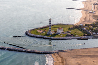 Vue aérienne de Phare comme monument maritime historique sur la côte adriatique de la Vénétie à Lido di Jesolo dans le département Metropolitanstadt Venedig, Italie