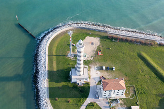 Vue oblique de Phare comme monument maritime historique sur la côte adriatique de la Vénétie à Lido di Jesolo dans le département Metropolitanstadt Venedig, Italie