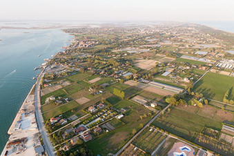 Punta Sabbioni dans le département Vénétie, Italie d'en haut