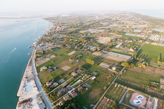Punta Sabbioni dans le département Vénétie, Italie hors des airs