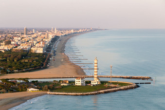 Phare comme monument maritime historique sur la côte adriatique de la Vénétie à Lido di Jesolo dans le département Metropolitanstadt Venedig, Italie d'en haut