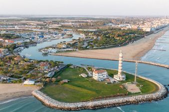 Vue aérienne de Phare comme monument maritime historique sur la côte adriatique à Lido di Jesolo en Vénétie à le quartier Foce Sile in Cavallino-Treporti dans le département Metropolitanstadt Venedig, Italie