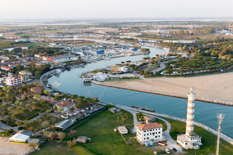 Phare comme monument maritime historique sur la côte adriatique de la Vénétie à Lido di Jesolo dans le département Metropolitanstadt Venedig, Italie hors des airs