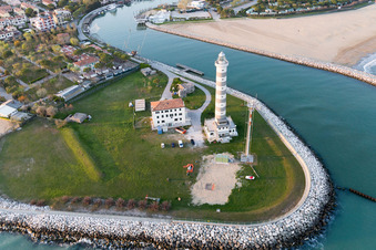 Phare comme monument maritime historique sur la côte adriatique de la Vénétie à Lido di Jesolo dans le département Metropolitanstadt Venedig, Italie vue d'en haut
