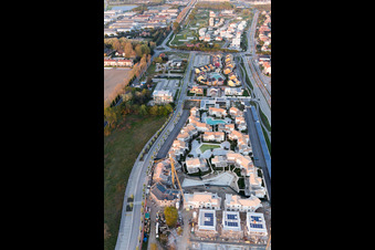 Vue aérienne de Complexe de maisons de vacances du parc de vacances Les Maisons en Vénétie à Jesolo dans le département Metropolitanstadt Venedig, Italie