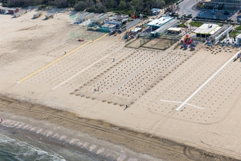 Vue aérienne de Paysage de plage de sable le long de la côte adriatique avec des rangées vides de chaises longues dans le quartier de Pinarella en Émilie-Romagne à Cervia dans le département Ravenna, Italie