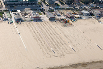 Vue aérienne de Pinarella dans le département Émilie-Romagne, Italie
