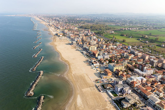 Vue aérienne de Paysage de plage de sable le long de la côte adriatique en Émilie-Romagne à Rimini dans le département Rimini, Italie