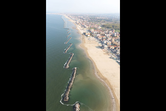 Photographie aérienne de Paysage de plage de sable le long de la côte adriatique en Émilie-Romagne à Rimini dans le département Rimini, Italie