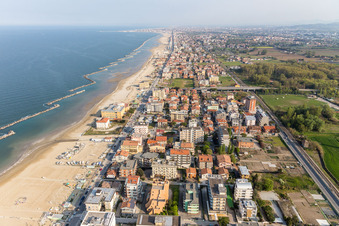 Vue oblique de Paysage de plage de sable le long de la côte adriatique en Émilie-Romagne à Rimini dans le département Rimini, Italie