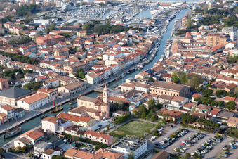 Cesenatico dans le département Forlì-Cesena, Italie vue du ciel