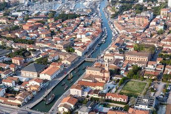 Vue aérienne de Canal vers la marina avec amarrages pour bateaux de plaisance et postes d'amarrage sur les rives de la mer Adriatique en Émilie-Romagne à Cesenatico dans le département Forlì-Cesena, Italie