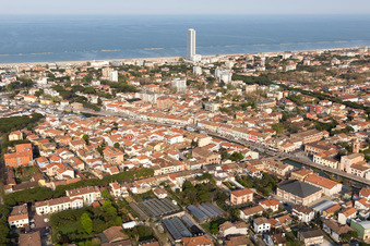 Cesenatico dans le département Forlì-Cesena, Italie du point de vue du drone