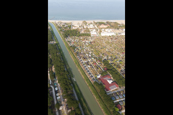 Vue oblique de Zadina Pineta dans le département Émilie-Romagne, Italie