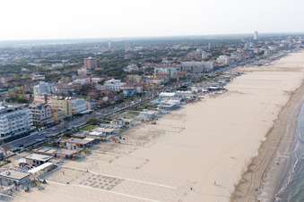 Pinarella dans le département Émilie-Romagne, Italie hors des airs