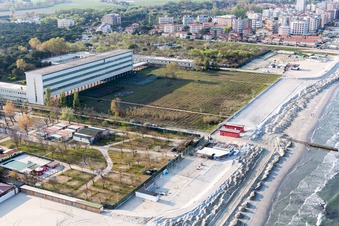 Vue aérienne de Bagno Biondi N. 332 à Milano Marittima en Émilie-Romagne à Cervia dans le département Ravenna, Italie
