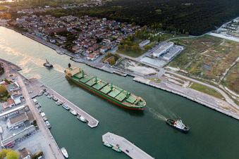 Vue aérienne de Cargo et vraquier remorqués vers la mer Adriatique à Marina di Ravenna en Émilie-Romagne à le quartier Marina di Ravenna in Ravenna dans le département Ravenna, Italie