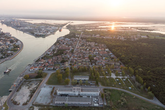 Vue oblique de Porto Corsini dans le département Émilie-Romagne, Italie