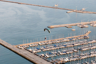 Vue d'oiseau de Porto Corsini dans le département Émilie-Romagne, Italie