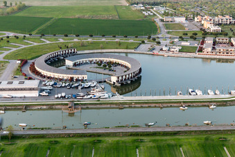 Vue oblique de Casalborsetti dans le département Émilie-Romagne, Italie