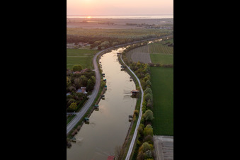 Casalborsetti dans le département Émilie-Romagne, Italie du point de vue du drone