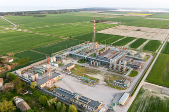 Casalborsetti dans le département Émilie-Romagne, Italie vu d'un drone