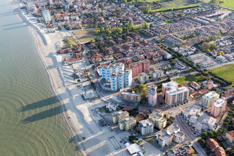 Vue aérienne de Quartier Lido di Pomposa-Lido degli Scacchi in Comacchio dans le département Ferrara, Italie