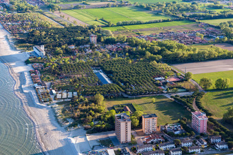 Vue aérienne de Quartier Lido di Pomposa-Lido degli Scacchi in Comacchio dans le département Ferrara, Italie