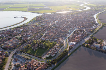 Vue aérienne de Comacchio dans le département Ferrara, Italie