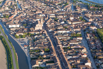 Comacchio dans le département Ferrara, Italie du point de vue du drone