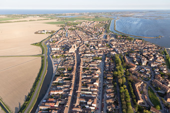 Vue oblique de Comacchio dans le département Ferrara, Italie